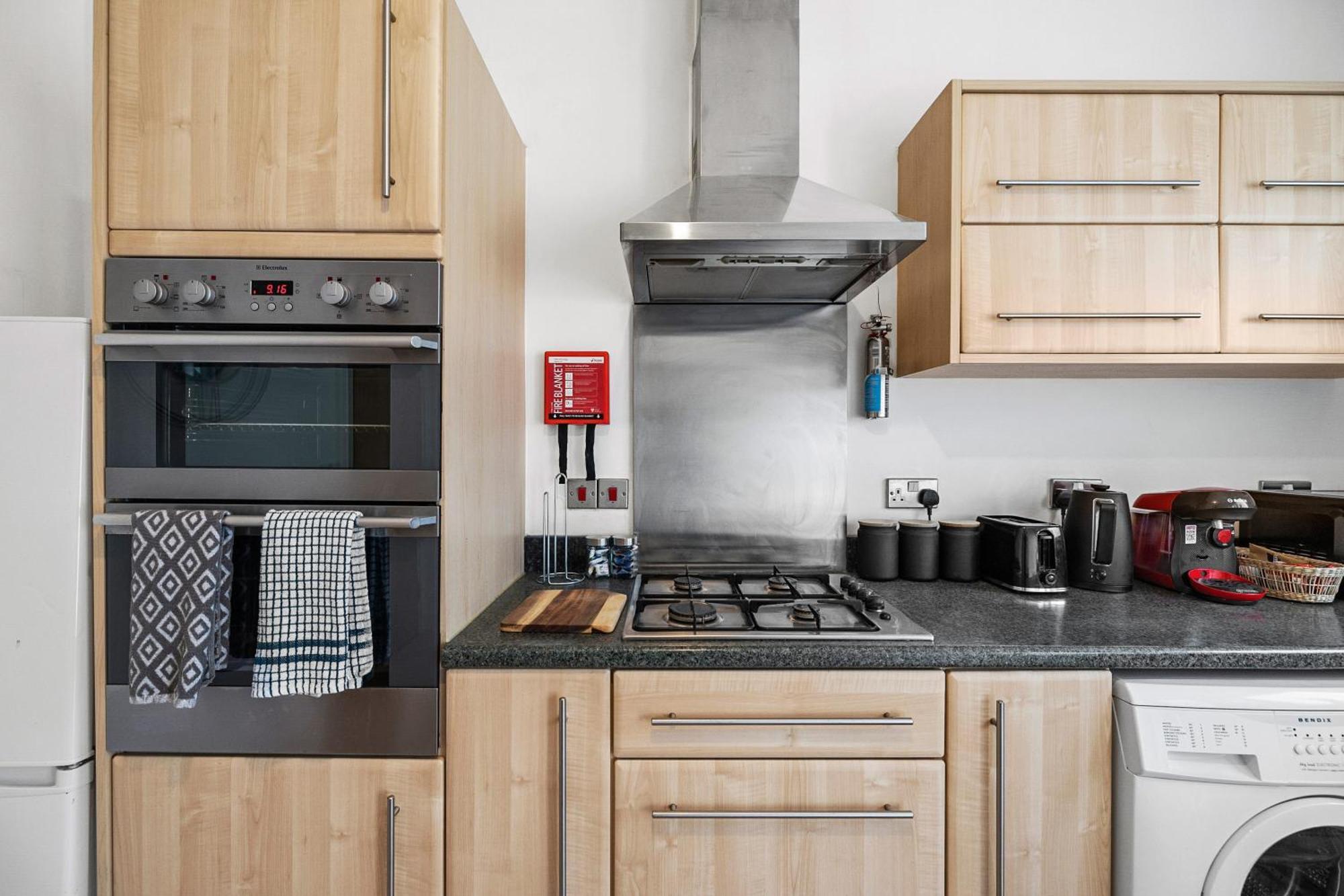 Spacious House By Quay - Sleeps 7 - Free Parking Plymouth Esterno foto